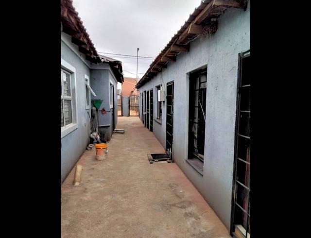 3 BEDROOM HOUSE FOR SALE IN SLOVOVILLE